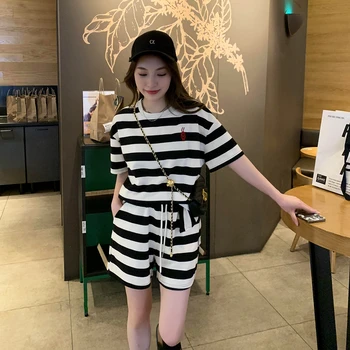 Корейски топ от две части в черно-бяла контрастни райета, Модни и ежедневни тениска от висок клас, комплект Шорти