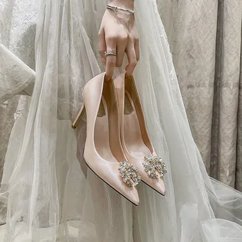 По-големи размери 42 43 Женски сватбени обувки 2022 Атласное Бяло Женствена рокля На Висок Ток цвят шампанско Женски сватбени и вечерни обувки на ток 7 см Обувки-лодка