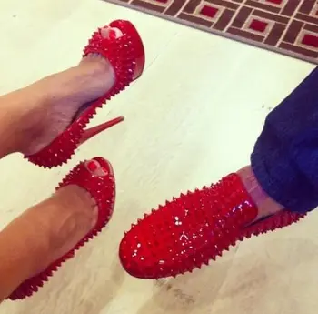 Ярко-червени дамски обувки-лодка на платформата с нитове и шипове, с отворени пръсти, с много висок тънък ток 14 см, вечерни Сватбени обувки с отворени пръсти, модел обувки