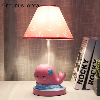 Творчески карикатура розов кит настолна лампа момиче спалня, детска стая, лампа модерна проста смола риба декоративна настолна лампа